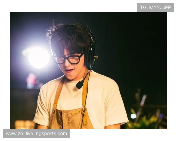 《足球场上的传奇之路：从青涩少年到世界巨星的成长与突破》